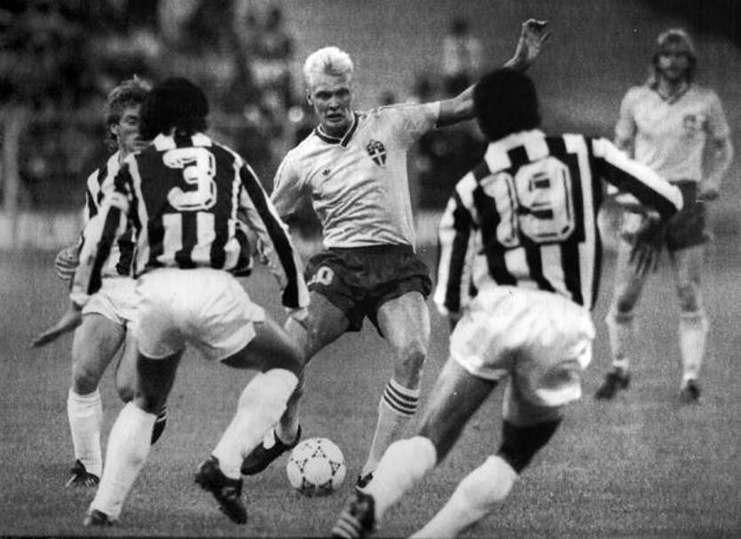 Un&#39;altra immagine di Ingesson in nazionale, in bianco e nero: prima apparizione nel 1989. Sullo sfondo si intravede un mito svedese, Glenn Peter Stromberg. LaPresse